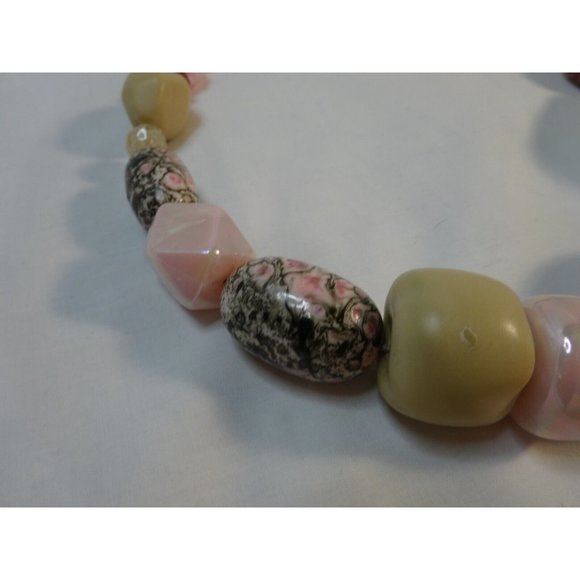 Mixed CHUNKY Beads Statement NECKLACE Pinks Acrylic Artsy 21" adjustable - Picture 7 of 8